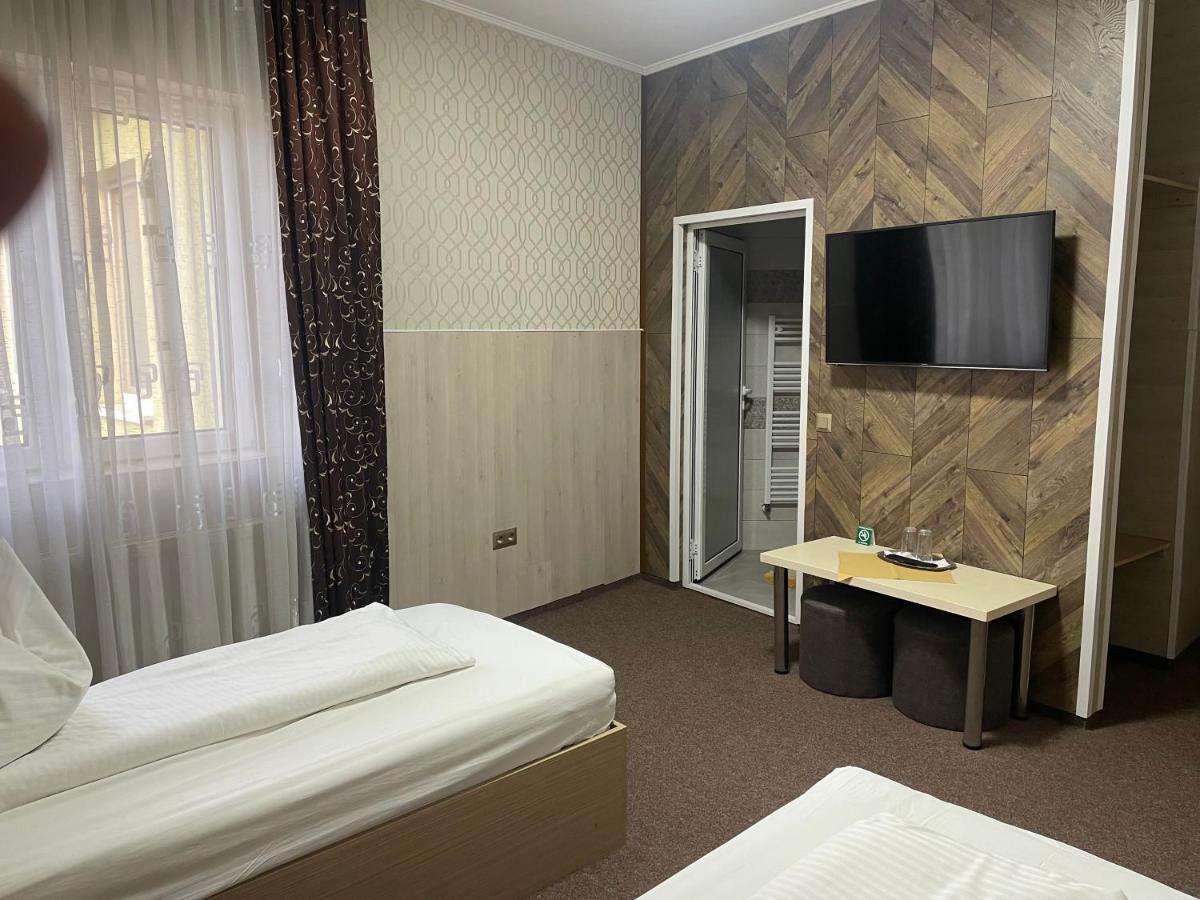 Pension Regal Satu Mare Exteriör bild