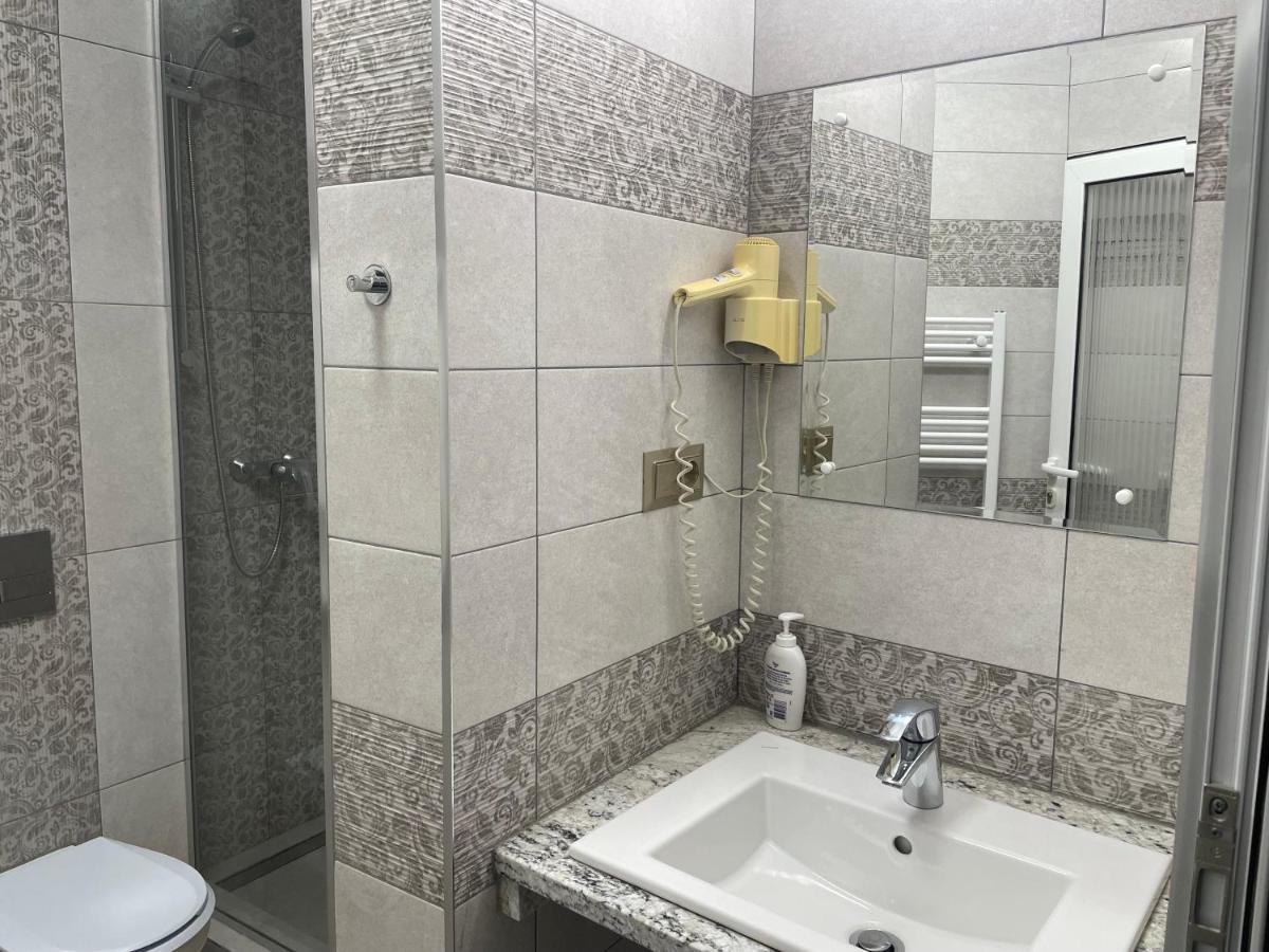 Pension Regal Satu Mare Exteriör bild